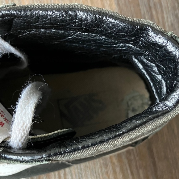 Vans Black and White Unisex Shoes - Picture 12 of 13